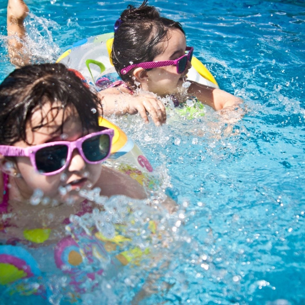 Crianças brincando na piscina